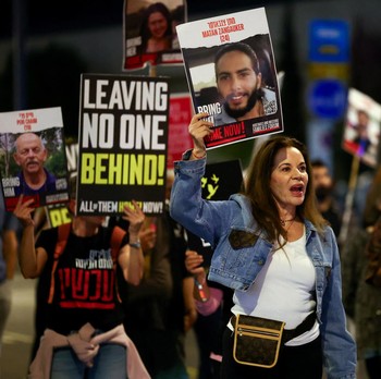 Keluarga Sandera Hamas Demo di Tel Aviv, Pajang Foto Keluarga