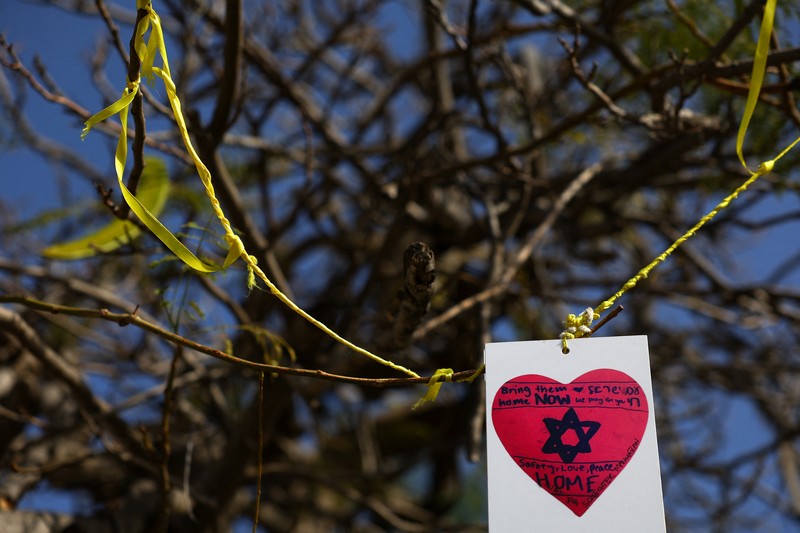 Warga melewati poster bergambar sandera yang diculik dalam serangan mematikan 7 Oktober di Israel oleh kelompok Islam Palestina Hamas dari Gaza, di tengah konflik yang sedang berlangsung antara Israel dan kelompok Islam Palestina Hamas, di Tel Aviv 30 Maret 2024. (REUTERS/Hannah McKay) Warga melewati poster bergambar sandera yang diculik dalam serangan mematikan 7 Oktober di Israel oleh kelompok Islam Palestina Hamas dari Gaza, di tengah konflik yang sedang berlangsung antara Israel dan kelompok Islam Palestina Hamas, di Tel Aviv 30 Maret 2024. (REUTERS/Hannah McKay)