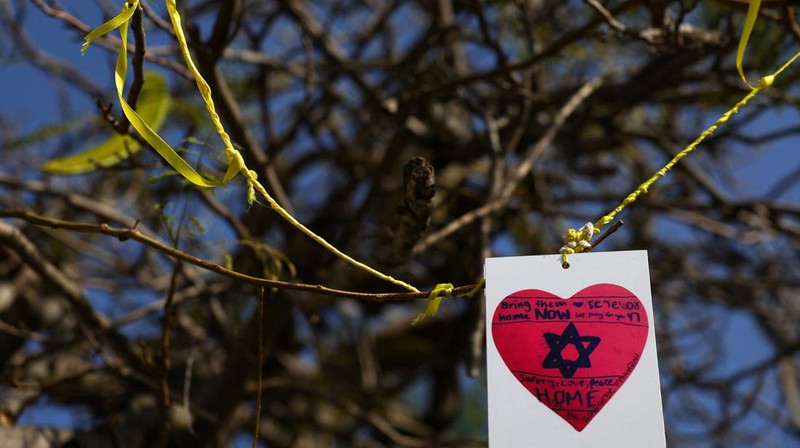Warga melewati poster bergambar sandera yang diculik dalam serangan mematikan 7 Oktober di Israel oleh kelompok Islam Palestina Hamas dari Gaza, di tengah konflik yang sedang berlangsung antara Israel dan kelompok Islam Palestina Hamas, di Tel Aviv 30 Maret 2024. (REUTERS/Hannah McKay)