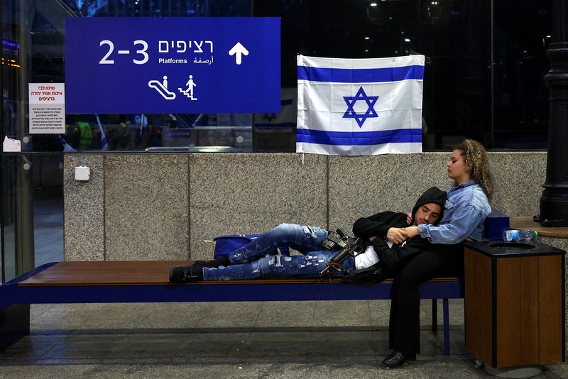 Warga melewati poster bergambar sandera yang diculik dalam serangan mematikan 7 Oktober di Israel oleh kelompok Islam Palestina Hamas dari Gaza, di tengah konflik yang sedang berlangsung antara Israel dan kelompok Islam Palestina Hamas, di Tel Aviv 30 Maret 2024. (REUTERS/Hannah McKay) Warga melewati poster bergambar sandera yang diculik dalam serangan mematikan 7 Oktober di Israel oleh kelompok Islam Palestina Hamas dari Gaza, di tengah konflik yang sedang berlangsung antara Israel dan kelompok Islam Palestina Hamas, di Tel Aviv 30 Maret 2024. (REUTERS/Hannah McKay)