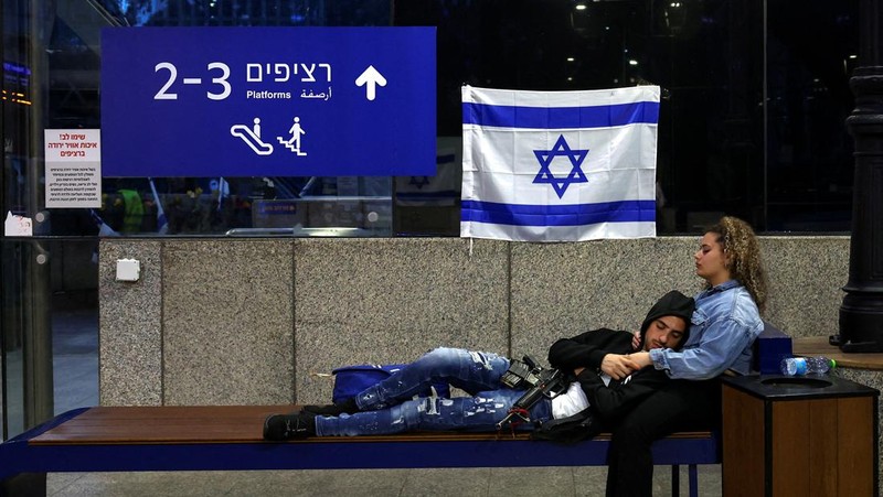 Warga melewati poster bergambar sandera yang diculik dalam serangan mematikan 7 Oktober di Israel oleh kelompok Islam Palestina Hamas dari Gaza, di tengah konflik yang sedang berlangsung antara Israel dan kelompok Islam Palestina Hamas, di Tel Aviv 30 Maret 2024. (REUTERS/Hannah McKay)
