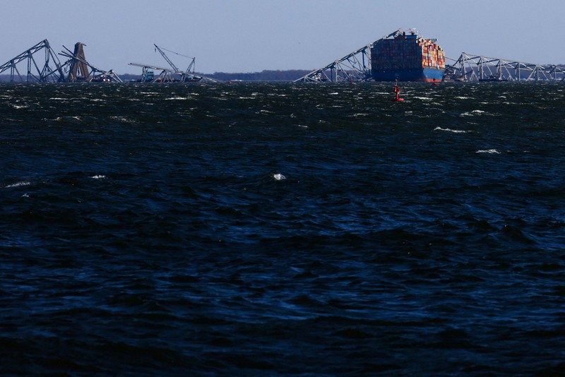 Don Bryant dari International Seafarers Center memberikan hotspot WiFi kepada Kapten Sujith Fernando dari kapal curah Klara Oldendorff, salah satu kapal yang terjebak di Pelabuhan Baltimore setelah runtuhnya Jembatan Francis Scott Key, di Baltimore, Maryland, AS, Maret 29, 2024. (REUTERS/Julia Nikhinson)