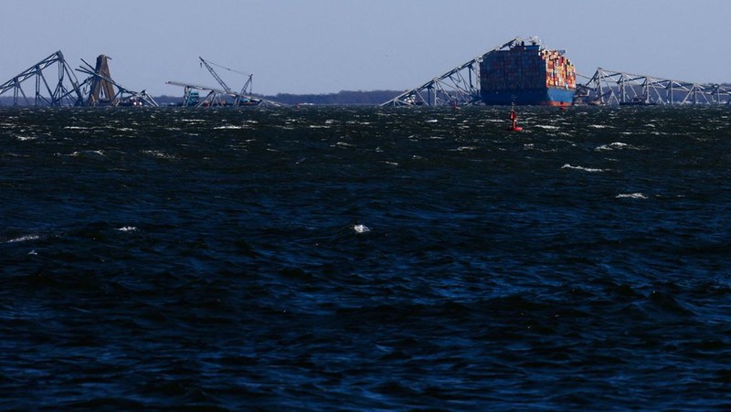 Don Bryant dari International Seafarers Center memberikan hotspot WiFi kepada Kapten Sujith Fernando dari kapal curah Klara Oldendorff, salah satu kapal yang terjebak di Pelabuhan Baltimore setelah runtuhnya Jembatan Francis Scott Key, di Baltimore, Maryland, AS, Maret 29, 2024. (REUTERS/Julia Nikhinson)