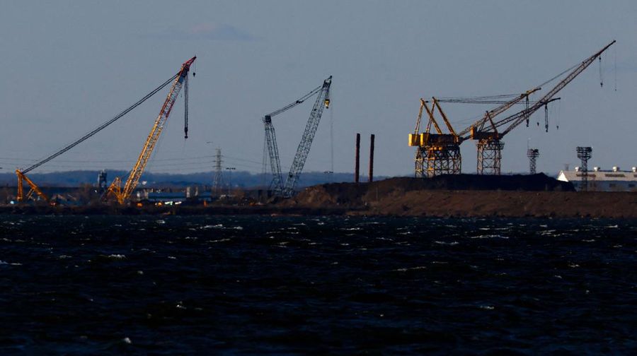 Don Bryant dari International Seafarers Center memberikan hotspot WiFi kepada Kapten Sujith Fernando dari kapal curah Klara Oldendorff, salah satu kapal yang terjebak di Pelabuhan Baltimore setelah runtuhnya Jembatan Francis Scott Key, di Baltimore, Maryland, AS, Maret 29, 2024. (REUTERS/Julia Nikhinson)