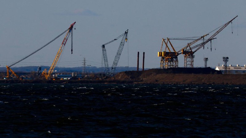 Don Bryant dari International Seafarers Center memberikan hotspot WiFi kepada Kapten Sujith Fernando dari kapal curah Klara Oldendorff, salah satu kapal yang terjebak di Pelabuhan Baltimore setelah runtuhnya Jembatan Francis Scott Key, di Baltimore, Maryland, AS, Maret 29, 2024. (REUTERS/Julia Nikhinson)