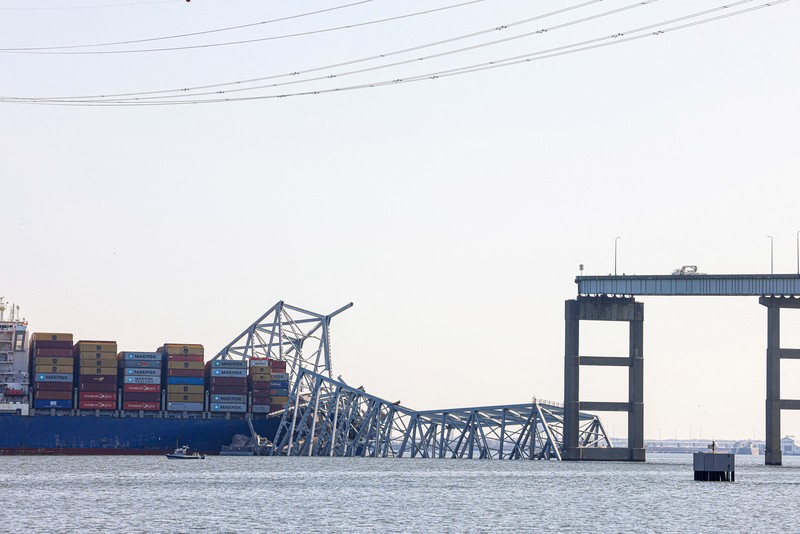 Don Bryant dari International Seafarers Center memberikan hotspot WiFi kepada Kapten Sujith Fernando dari kapal curah Klara Oldendorff, salah satu kapal yang terjebak di Pelabuhan Baltimore setelah runtuhnya Jembatan Francis Scott Key, di Baltimore, Maryland, AS, Maret 29, 2024. (REUTERS/Julia Nikhinson)