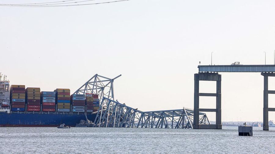 Don Bryant dari International Seafarers Center memberikan hotspot WiFi kepada Kapten Sujith Fernando dari kapal curah Klara Oldendorff, salah satu kapal yang terjebak di Pelabuhan Baltimore setelah runtuhnya Jembatan Francis Scott Key, di Baltimore, Maryland, AS, Maret 29, 2024. (REUTERS/Julia Nikhinson)