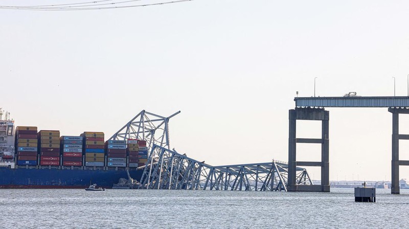 Don Bryant dari International Seafarers Center memberikan hotspot WiFi kepada Kapten Sujith Fernando dari kapal curah Klara Oldendorff, salah satu kapal yang terjebak di Pelabuhan Baltimore setelah runtuhnya Jembatan Francis Scott Key, di Baltimore, Maryland, AS, Maret 29, 2024. (REUTERS/Julia Nikhinson)