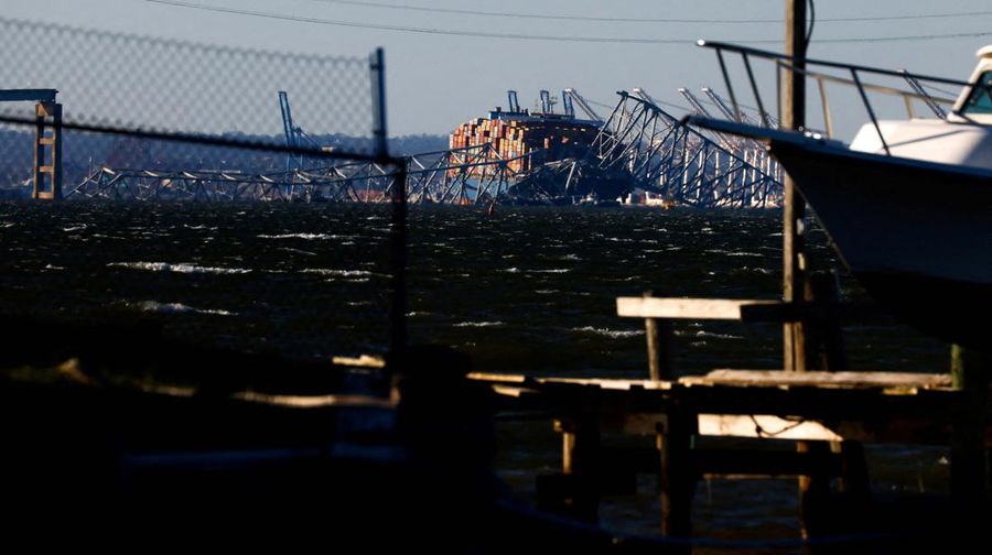 Don Bryant dari International Seafarers Center memberikan hotspot WiFi kepada Kapten Sujith Fernando dari kapal curah Klara Oldendorff, salah satu kapal yang terjebak di Pelabuhan Baltimore setelah runtuhnya Jembatan Francis Scott Key, di Baltimore, Maryland, AS, Maret 29, 2024. (REUTERS/Julia Nikhinson)