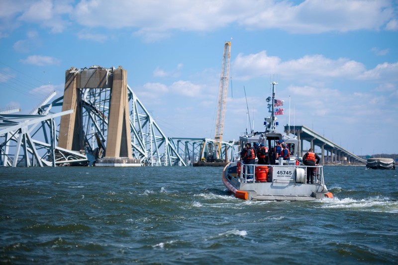 Don Bryant dari International Seafarers Center memberikan hotspot WiFi kepada Kapten Sujith Fernando dari kapal curah Klara Oldendorff, salah satu kapal yang terjebak di Pelabuhan Baltimore setelah runtuhnya Jembatan Francis Scott Key, di Baltimore, Maryland, AS, Maret 29, 2024. (REUTERS/Julia Nikhinson)