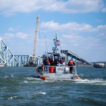 Kendaraan Derek Apung Tiba, Angkat Puing-Puing Jembatan Baltimore