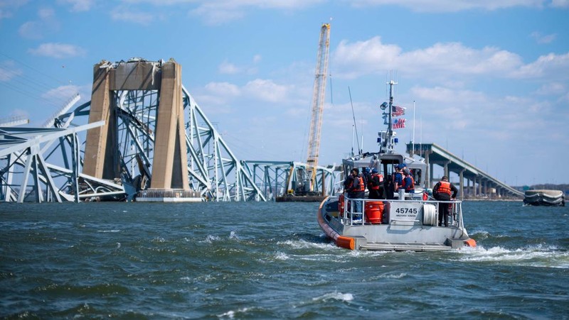Don Bryant dari International Seafarers Center memberikan hotspot WiFi kepada Kapten Sujith Fernando dari kapal curah Klara Oldendorff, salah satu kapal yang terjebak di Pelabuhan Baltimore setelah runtuhnya Jembatan Francis Scott Key, di Baltimore, Maryland, AS, Maret 29, 2024. (REUTERS/Julia Nikhinson)