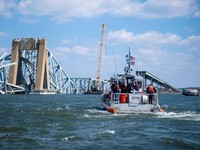 Kendaraan Derek Apung Tiba, Angkat Puing-Puing Jembatan Baltimore