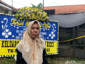RT: Jenazah Anak Lansia Membusuk di Jaksel Ditemukan Bersandar di Pintu