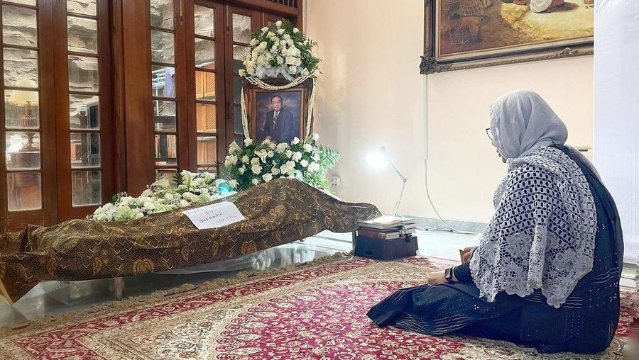 Menteri Keuangan Sri Mulyani melayat ke rumah duka Agus Muhammad yang berpulang. (Tangkapan layar Instagram @smindrawati)