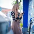 Pengguna kendaraan listrik yang menggunakan fitur Electric Vehicle pada aplikasi PLN Mobile untuk melakukan charging di SPKLU. (Dok: PT PLN (Persero)