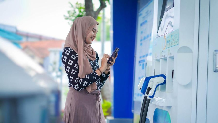 Pengguna kendaraan listrik yang menggunakan fitur Electric Vehicle pada aplikasi PLN Mobile untuk melakukan charging di SPKLU. (Dok: PT PLN (Persero)