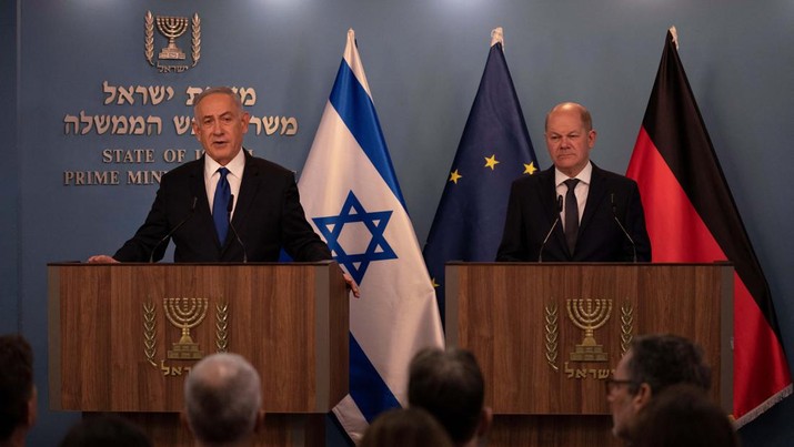 Perdana Menteri Israel Benjamin Netanyahu menyampaikan pidatonya usai pertemuan dengan Kanselir Jerman Olaf Scholz di Yerusalem, 17 Maret 2024. (via REUTERS/Leo Correa)