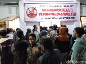 Usai Tarawih, Ratusan Warga Kuningan Demo Tolak Pembangunan Hotel
