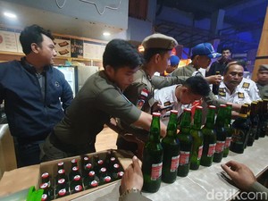 Satpol PP Sumsel Gelar Razia Tempat Hiburan, Sita Puluhan Botol Miras