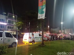 Sejumlah Ambulans Merapat ke TKP Ledakan Gudang Munisi Daerah Kodam Jaya