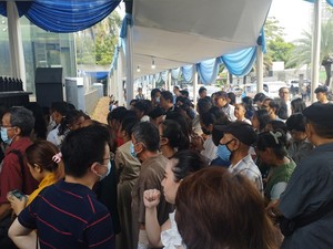 Jelang Misa Malam Paskah, Umat Katolik Padati Gereja Katedral Jakarta