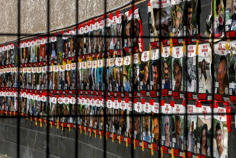 Warga melewati poster bergambar sandera yang diculik dalam serangan mematikan 7 Oktober di Israel oleh kelompok Islam Palestina Hamas dari Gaza, di tengah konflik yang sedang berlangsung antara Israel dan kelompok Islam Palestina Hamas, di Tel Aviv 30 Maret 2024. (REUTERS/Hannah McKay) Warga melewati poster bergambar sandera yang diculik dalam serangan mematikan 7 Oktober di Israel oleh kelompok Islam Palestina Hamas dari Gaza, di tengah konflik yang sedang berlangsung antara Israel dan kelompok Islam Palestina Hamas, di Tel Aviv 30 Maret 2024. (REUTERS/Hannah McKay)