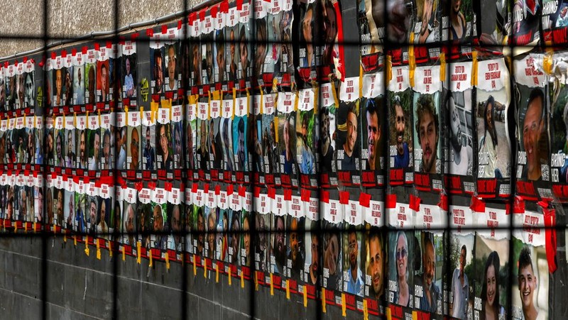 Warga melewati poster bergambar sandera yang diculik dalam serangan mematikan 7 Oktober di Israel oleh kelompok Islam Palestina Hamas dari Gaza, di tengah konflik yang sedang berlangsung antara Israel dan kelompok Islam Palestina Hamas, di Tel Aviv 30 Maret 2024. (REUTERS/Hannah McKay)
