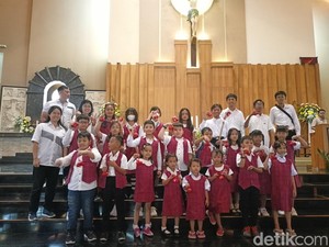 Rayakan Paskah, Gereja Santo Yoseph Palembang Bagikan Ribuan Telur ke Jemaat