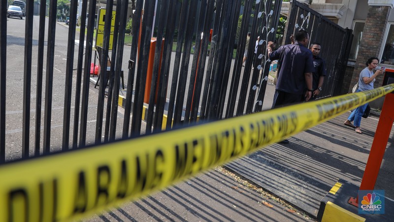 Anggota Kompi Penjinak Bahan Peledak (Jihandak) TNI AD melakukan penyisiran dampak ledakan di Perumahan Visalia, Ciangsana, Kabupaten Bogor, Minggu (31/3/2024). (CNBC Indonesia/Faisal Rahman) Anggota Kompi Penjinak Bahan Peledak (Jihandak) TNI AD melakukan penyisiran dampak ledakan di Perumahan Visalia, Ciangsana, Kabupaten Bogor, Minggu (31/3/2024). (CNBC Indonesia/Faisal Rahman)