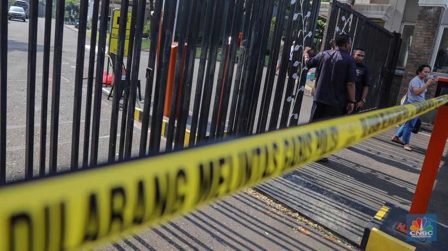 Anggota Kompi Penjinak Bahan Peledak (Jihandak) TNI AD melakukan penyisiran dampak ledakan di Perumahan Visalia, Ciangsana, Kabupaten Bogor, Minggu (31/3/2024). (CNBC Indonesia/Faisal Rahman)