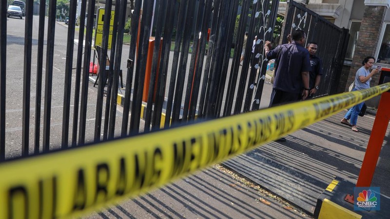 Anggota Kompi Penjinak Bahan Peledak (Jihandak) TNI AD melakukan penyisiran dampak ledakan di Perumahan Visalia, Ciangsana, Kabupaten Bogor, Minggu (31/3/2024). (CNBC Indonesia/Faisal Rahman)