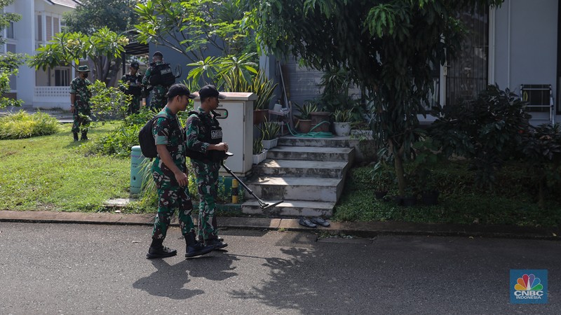 Anggota Kompi Penjinak Bahan Peledak (Jihandak) TNI AD melakukan penyisiran dampak ledakan di Perumahan Visalia, Ciangsana, Kabupaten Bogor, Minggu (31/3/2024). (CNBC Indonesia/Faisal Rahman) Anggota Kompi Penjinak Bahan Peledak (Jihandak) TNI AD melakukan penyisiran dampak ledakan di Perumahan Visalia, Ciangsana, Kabupaten Bogor, Minggu (31/3/2024). (CNBC Indonesia/Faisal Rahman)
