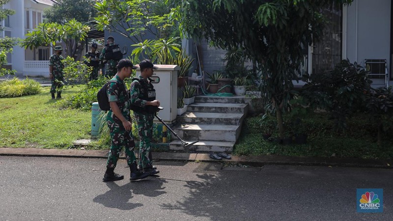 Anggota Kompi Penjinak Bahan Peledak (Jihandak) TNI AD melakukan penyisiran dampak ledakan di Perumahan Visalia, Ciangsana, Kabupaten Bogor, Minggu (31/3/2024). (CNBC Indonesia/Faisal Rahman)
