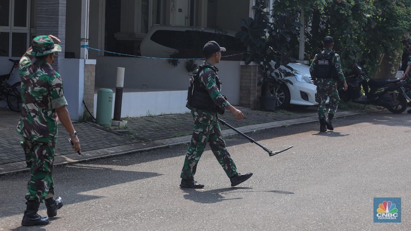 Anggota Kompi Penjinak Bahan Peledak (Jihandak) TNI AD melakukan penyisiran dampak ledakan di Perumahan Visalia, Ciangsana, Kabupaten Bogor, Minggu (31/3/2024). (CNBC Indonesia/Faisal Rahman) Anggota Kompi Penjinak Bahan Peledak (Jihandak) TNI AD melakukan penyisiran dampak ledakan di Perumahan Visalia, Ciangsana, Kabupaten Bogor, Minggu (31/3/2024). (CNBC Indonesia/Faisal Rahman)