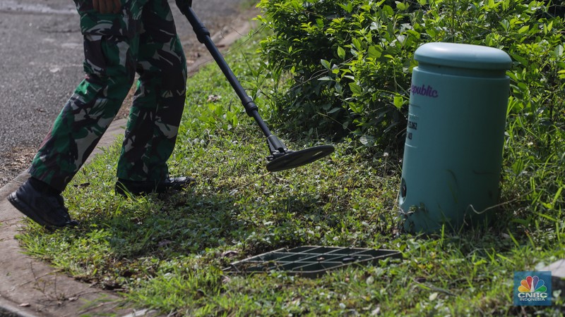 Anggota Kompi Penjinak Bahan Peledak (Jihandak) TNI AD melakukan penyisiran dampak ledakan di Perumahan Visalia, Ciangsana, Kabupaten Bogor, Minggu (31/3/2024). (CNBC Indonesia/Faisal Rahman)