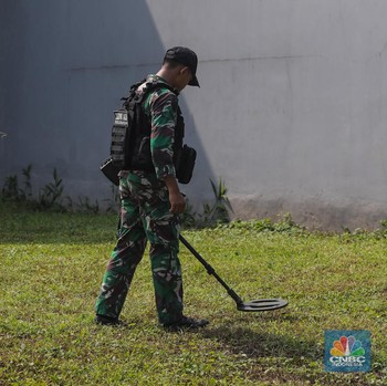 Tim Penjinak Peladak Sisir Perumahan Mewah Dekat Gudang Amunisi TNI