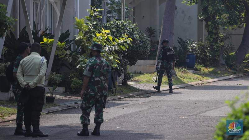 Anggota Kompi Penjinak Bahan Peledak (Jihandak) TNI AD melakukan penyisiran dampak ledakan di Perumahan Visalia, Ciangsana, Kabupaten Bogor, Minggu (31/3/2024). (CNBC Indonesia/Faisal Rahman) Anggota Kompi Penjinak Bahan Peledak (Jihandak) TNI AD melakukan penyisiran dampak ledakan di Perumahan Visalia, Ciangsana, Kabupaten Bogor, Minggu (31/3/2024). (CNBC Indonesia/Faisal Rahman)