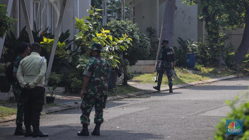 Anggota Kompi Penjinak Bahan Peledak (Jihandak) TNI AD melakukan penyisiran dampak ledakan di Perumahan Visalia, Ciangsana, Kabupaten Bogor, Minggu (31/3/2024). (CNBC Indonesia/Faisal Rahman)