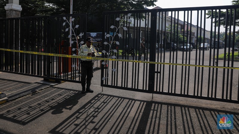 Anggota Kompi Penjinak Bahan Peledak (Jihandak) TNI AD melakukan penyisiran dampak ledakan di Perumahan Visalia, Ciangsana, Kabupaten Bogor, Minggu (31/3/2024). (CNBC Indonesia/Faisal Rahman) Anggota Kompi Penjinak Bahan Peledak (Jihandak) TNI AD melakukan penyisiran dampak ledakan di Perumahan Visalia, Ciangsana, Kabupaten Bogor, Minggu (31/3/2024). (CNBC Indonesia/Faisal Rahman)