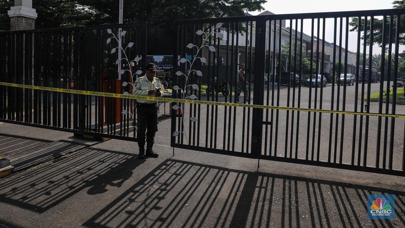 Anggota Kompi Penjinak Bahan Peledak (Jihandak) TNI AD melakukan penyisiran dampak ledakan di Perumahan Visalia, Ciangsana, Kabupaten Bogor, Minggu (31/3/2024). (CNBC Indonesia/Faisal Rahman)