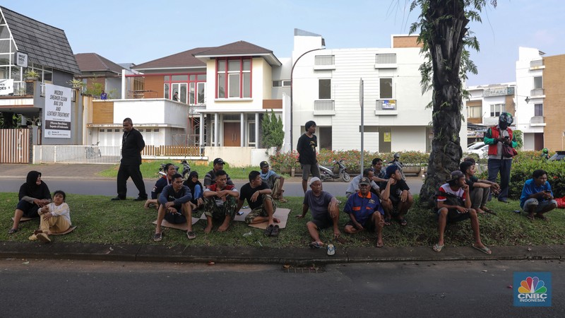 Anggota TNI berjaga pada akses masuk Kampung Parung Pinang, Kabupaten Bogor, Jawa Barat, Minggu (31/3/2024). Akibat adanya ledakan gudang amunisi Gudang Amunisi Daerah milik Batalyon Artileri Medan (Yonarmed) 07/155 GS Kodam Jaya warga Kampung Parung Pinang meninggalkan kediamannya. (CNBC Indonesia/Faisal Rahman) Anggota TNI berjaga pada akses masuk Kampung Parung Pinang, Kabupaten Bogor, Jawa Barat, Minggu (31/3/2024). Akibat adanya ledakan gudang amunisi Gudang Amunisi Daerah milik Batalyon Artileri Medan (Yonarmed) 07/155 GS Kodam Jaya warga Kampung Parung Pinang meninggalkan kediamannya. (CNBC Indonesia/Faisal Rahman)
