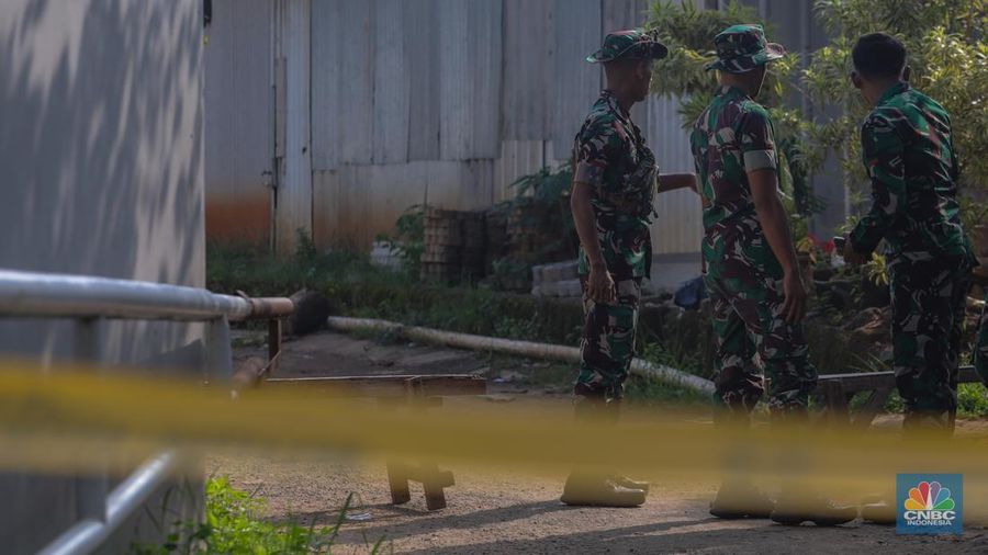 Anggota TNI berjaga pada akses masuk Kampung Parung Pinang, Kabupaten Bogor, Jawa Barat, Minggu (31/3/2024). Akibat adanya ledakan gudang amunisi Gudang Amunisi Daerah milik Batalyon Artileri Medan (Yonarmed) 07/155 GS Kodam Jaya warga Kampung Parung Pinang meninggalkan kediamannya. (CNBC Indonesia/Faisal Rahman)
