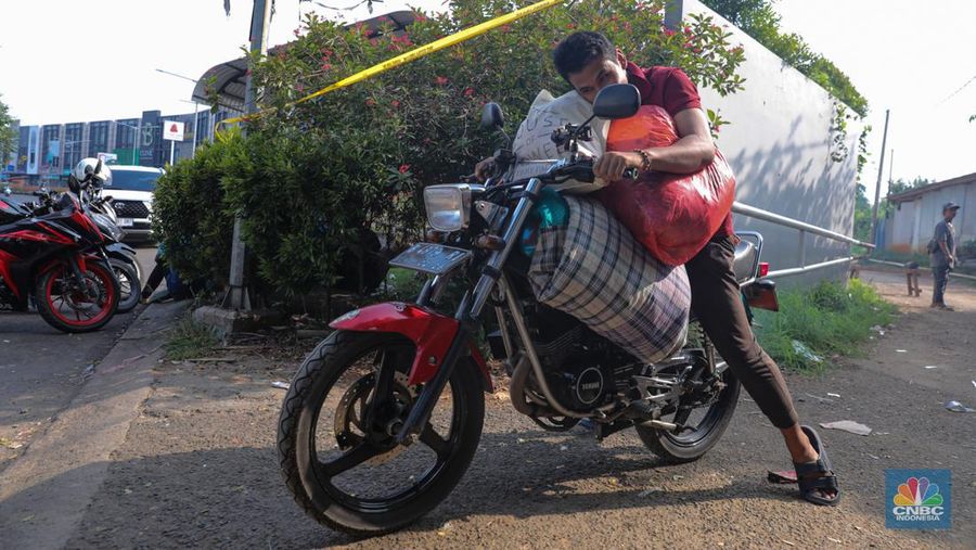 Anggota TNI berjaga pada akses masuk Kampung Parung Pinang, Kabupaten Bogor, Jawa Barat, Minggu (31/3/2024). Akibat adanya ledakan gudang amunisi Gudang Amunisi Daerah milik Batalyon Artileri Medan (Yonarmed) 07/155 GS Kodam Jaya warga Kampung Parung Pinang meninggalkan kediamannya. (CNBC Indonesia/Faisal Rahman)