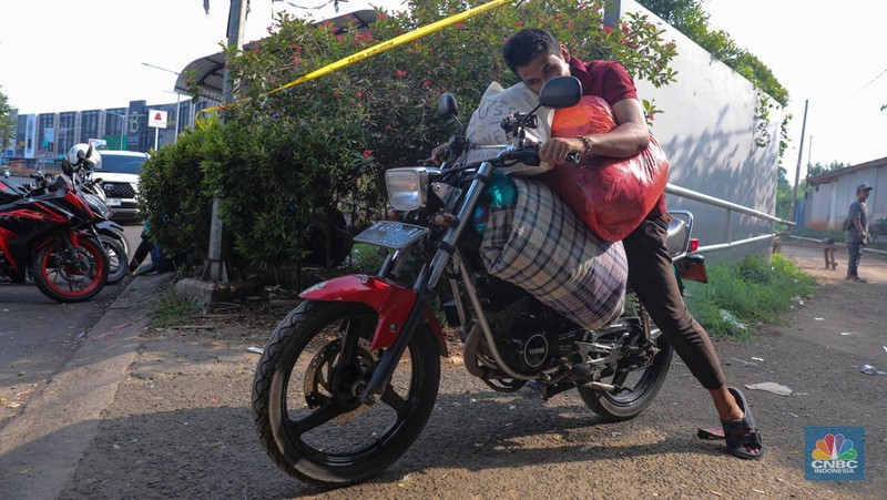 Anggota TNI berjaga pada akses masuk Kampung Parung Pinang, Kabupaten Bogor, Jawa Barat, Minggu (31/3/2024). Akibat adanya ledakan gudang amunisi Gudang Amunisi Daerah milik Batalyon Artileri Medan (Yonarmed) 07/155 GS Kodam Jaya warga Kampung Parung Pinang meninggalkan kediamannya. (CNBC Indonesia/Faisal Rahman)