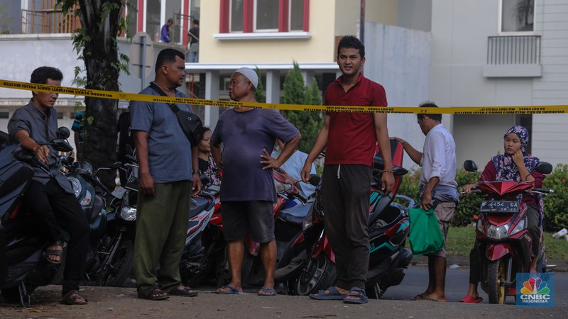 Anggota TNI berjaga pada akses masuk Kampung Parung Pinang, Kabupaten Bogor, Jawa Barat, Minggu (31/3/2024). Akibat adanya ledakan gudang amunisi Gudang Amunisi Daerah milik Batalyon Artileri Medan (Yonarmed) 07/155 GS Kodam Jaya warga Kampung Parung Pinang meninggalkan kediamannya. (CNBC Indonesia/Faisal Rahman) Anggota TNI berjaga pada akses masuk Kampung Parung Pinang, Kabupaten Bogor, Jawa Barat, Minggu (31/3/2024). Akibat adanya ledakan gudang amunisi Gudang Amunisi Daerah milik Batalyon Artileri Medan (Yonarmed) 07/155 GS Kodam Jaya warga Kampung Parung Pinang meninggalkan kediamannya. (CNBC Indonesia/Faisal Rahman)