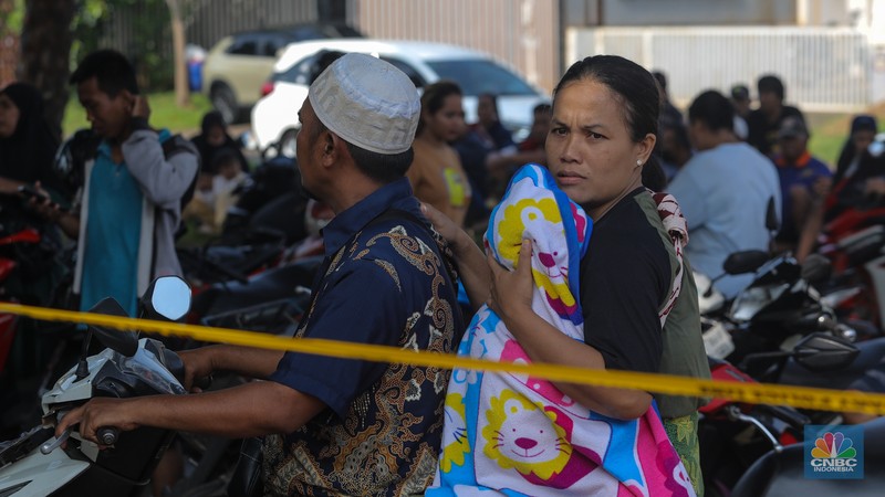 Anggota TNI berjaga pada akses masuk Kampung Parung Pinang, Kabupaten Bogor, Jawa Barat, Minggu (31/3/2024). Akibat adanya ledakan gudang amunisi Gudang Amunisi Daerah milik Batalyon Artileri Medan (Yonarmed) 07/155 GS Kodam Jaya warga Kampung Parung Pinang meninggalkan kediamannya. (CNBC Indonesia/Faisal Rahman) Anggota TNI berjaga pada akses masuk Kampung Parung Pinang, Kabupaten Bogor, Jawa Barat, Minggu (31/3/2024). Akibat adanya ledakan gudang amunisi Gudang Amunisi Daerah milik Batalyon Artileri Medan (Yonarmed) 07/155 GS Kodam Jaya warga Kampung Parung Pinang meninggalkan kediamannya. (CNBC Indonesia/Faisal Rahman)
