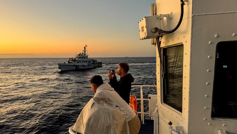 Kapal patroli China semportkan meriam air ke kapal Filipina. (REUTERS/Adrian Portugal)