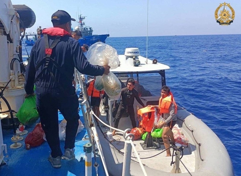 Kapal patroli China semportkan meriam air ke kapal Filipina. (REUTERS/Adrian Portugal)