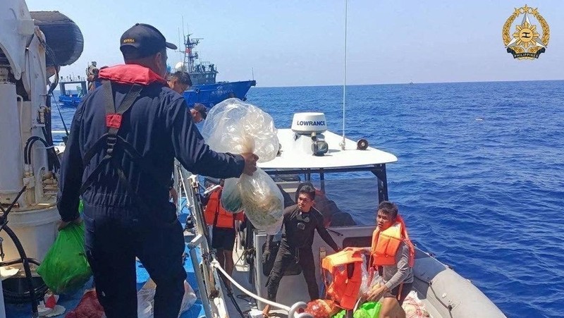 Kapal patroli China semportkan meriam air ke kapal Filipina. (REUTERS/Adrian Portugal)